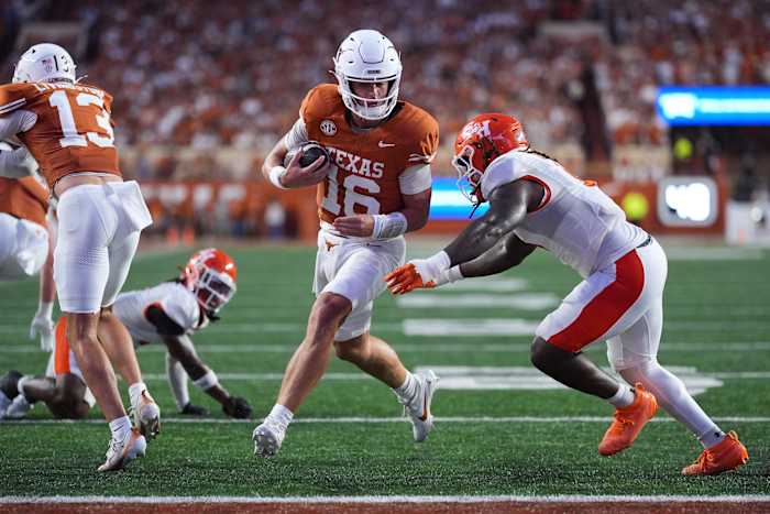 Arch Manning ziet er scherp uit met 3 TD -passen en nr. 8 Texas Routs Sam Houston vóór het begin van SEC Play