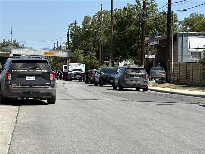 Autoriteiten id man vermoord door SAPD -officieren nadat ze ze op hen hebben gericht