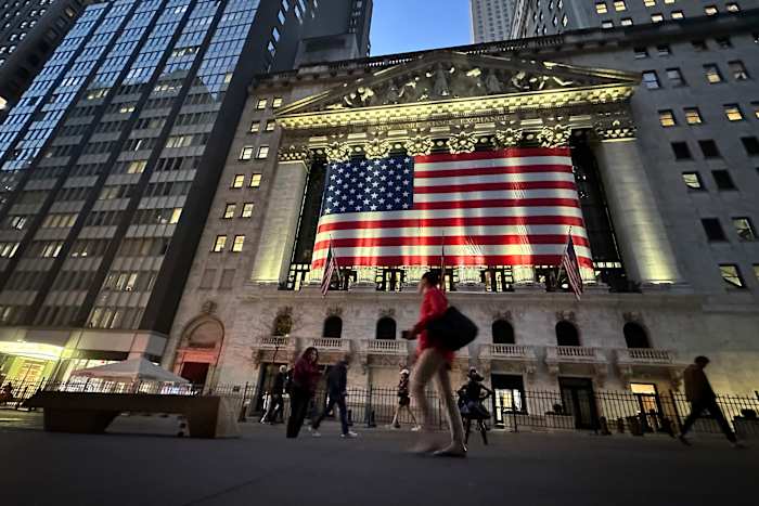 Aziatische aandelen handelen meestal hoger nadat Wall Street zijn 3-daagse verliezende reeks heeft vastgemaakt