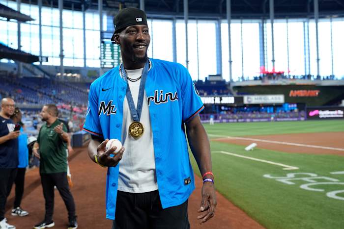 Bam Adebayo deelt emoties die gepaard gaan met het presenteren van A'ja Wilson met haar vierde WNBA MVP -trofee