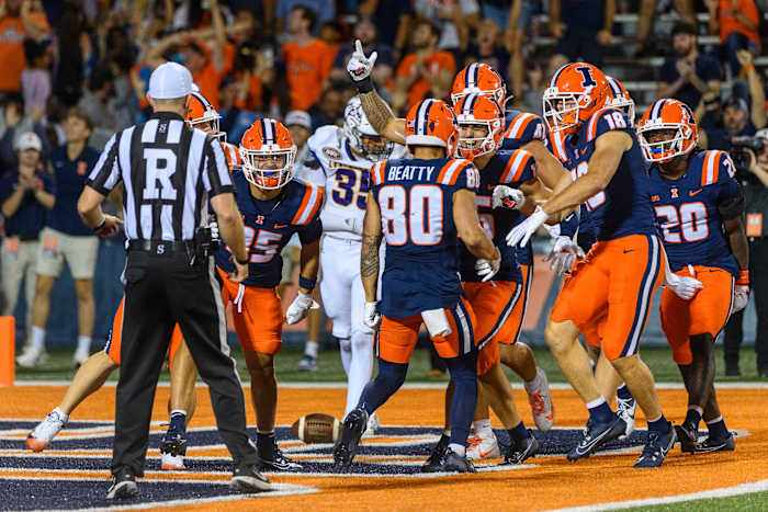 Beatty Returns Punt voor TD, Breaks Grange's bijna 102-jarige Mark in de openingsroute van nr. 12 Illini