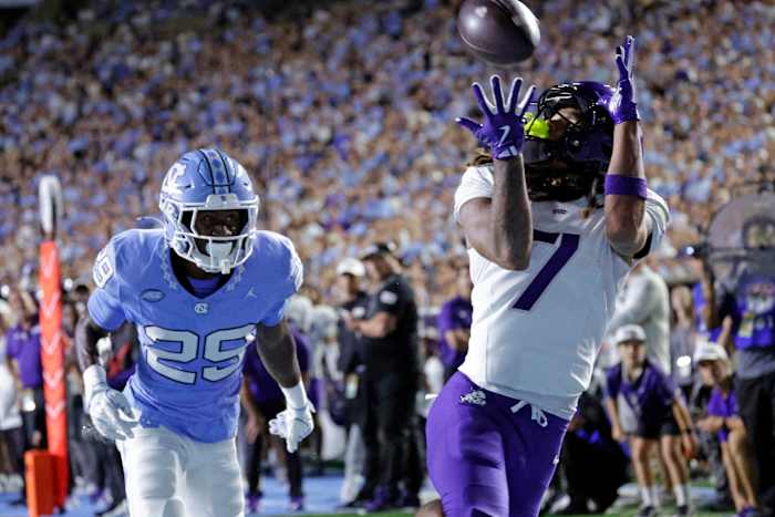 Belichick verliest het coachingdebuut van de universiteit, omdat TCU 2 verdedigende TD's gebruikt om UNC 48-14 te verslaan