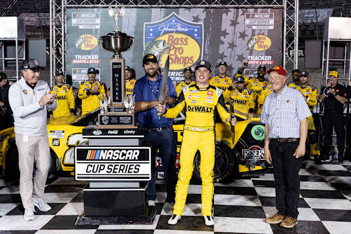 Bell wint bij Bristol en voltooit Sweep in de eerste ronde van NASCAR Cup -play -offs voor Joe Gibbs Racing