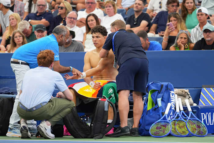 Ben Shelton uit de VS Open na het verwonden van de schouder tegen Mannarino