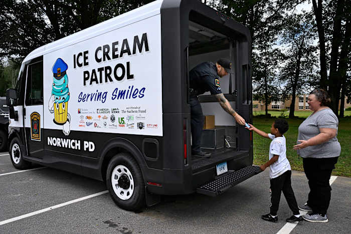 Bevriezen! Politie -ijswagens proberen officieren in een positief licht af te beelden