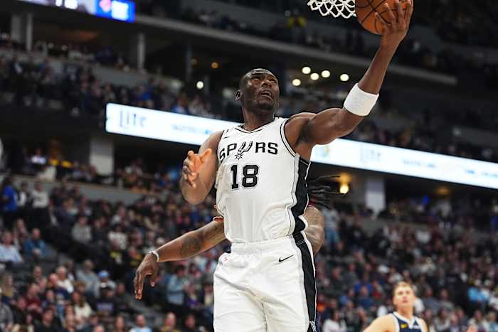 Big Man Bismack Biyombo keert terug naar San Antonio Spurs op gerapporteerde 1-jarige deal