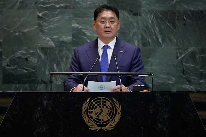 Bij VN neemt de president van Mongolië even de tijd om de paarden van de wereld aan te moedigen