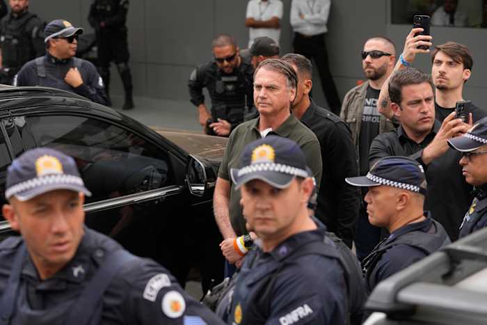 Brazilië ex-president Jair Bolsonaro verlaat kort huisarrest voor ziekenhuisbezoek