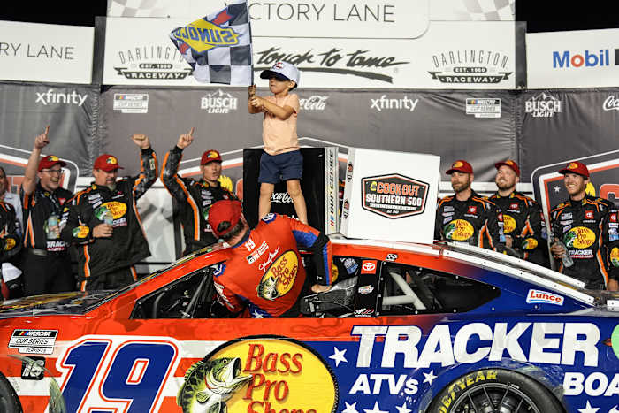 Briscoe, JGR, Toyota maken allemaal grote verklaringen bij Darlington Raceway om de NASCAR -play -offs te starten