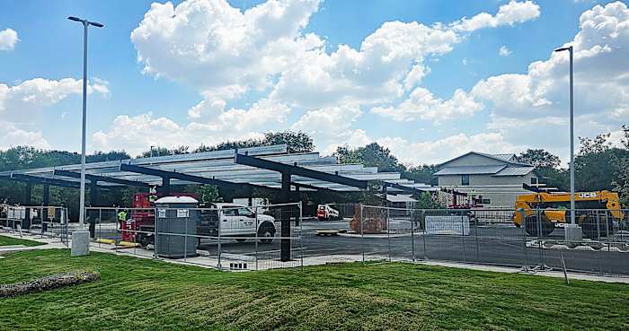 Brook Hollow Branch Library nadert de voltooiing van het Parking Lot Solar Panel Project