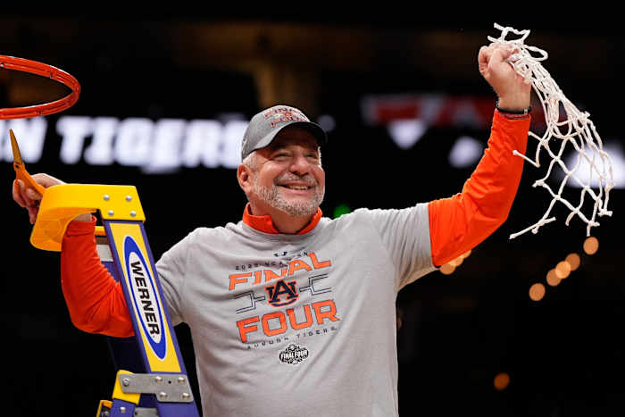 Bruce Pearl, winningste herenbasketbalcoach in de geschiedenis van Auburn, kondigt pensioen aan