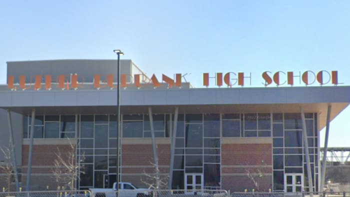 Burbank-Toeling voetbalwedstrijd geannuleerd vanwege sociale media-dreiging, zegt Burbank Principal