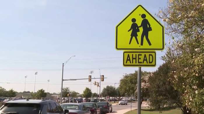 Buren beschrijven 'enge' situaties van mannen die proberen meisjes eerder te nemen, na school