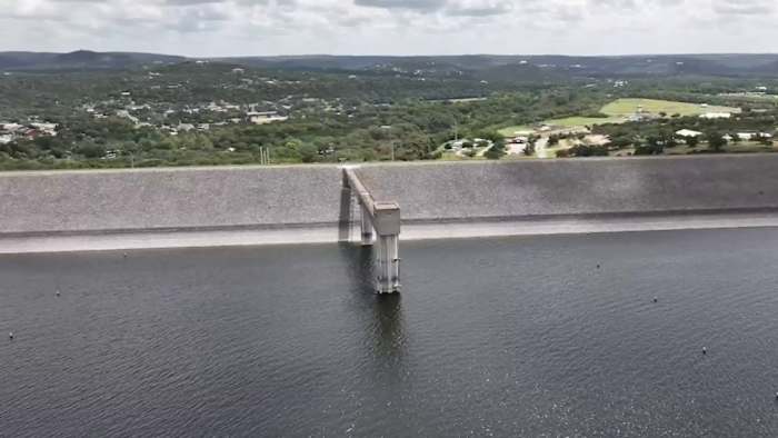 Canyon Lake Dam onderschepte woedende wateren van 4 juli overstroming