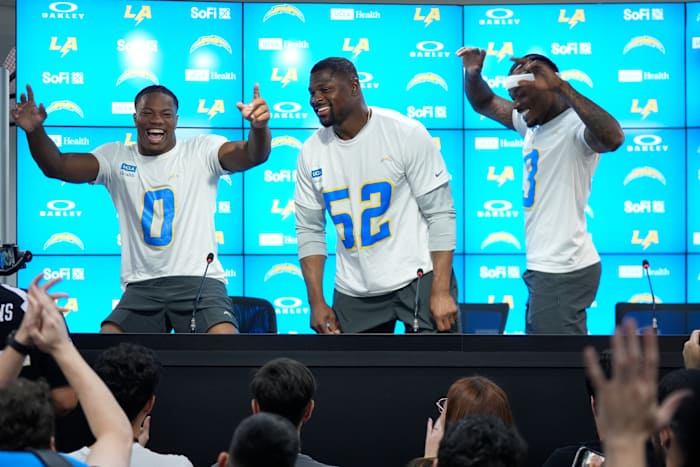 Chargers -coach Jim Harbaugh zegt dat hij enthousiast is over de kans om te spelen op 'A World Stage'