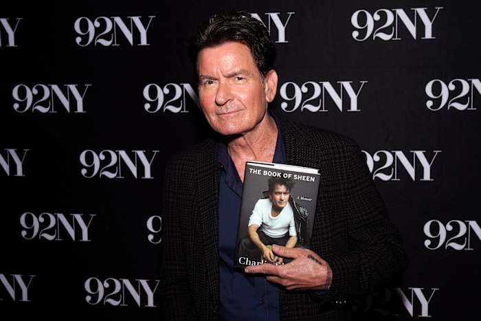 Charlie Sheen spreekt zijn weg naar soberheid voorafgaand aan de release van zijn memoires, 'The Book of Sheen'