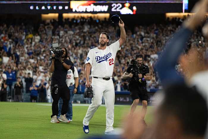 Clayton Kershaw sekt in het applaus in zijn laatste start van reguliere seizoen in Dodger Stadium