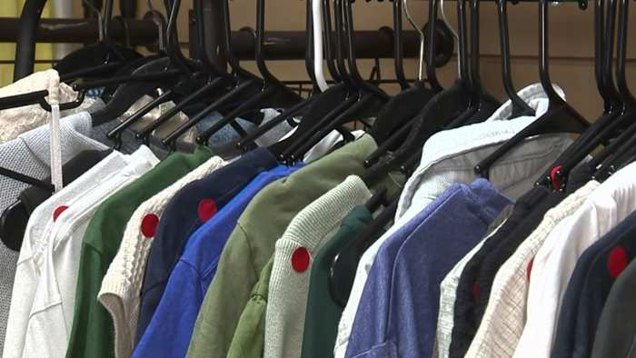 Clemens High School -studenten creëren een spaarwinkel non -profit om trendy kleding te verkopen tegen lage prijzen