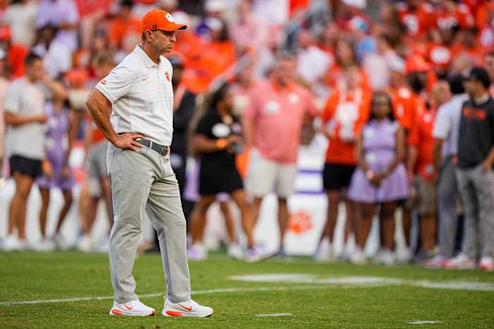 Clemson -coach Dabo Swinney zegt dat een hoge spelerloon met hoge verantwoordelijkheid komt te midden van het team van het team