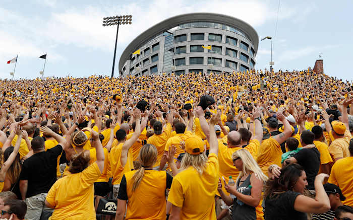 College Football Traditions: 'Hawkeye Wave' bindt iedereen in het stadion met kinderen in het aangrenzende ziekenhuis