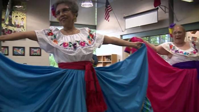 Dansen door generaties: Las Abuelitas de Oro Mentor Youth Folklórico Group om tradities door te geven
