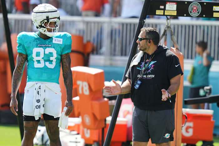 Darren Waller uit voor de seizoensopener van Dolphins met heupstam