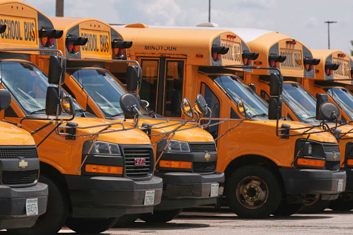 De carrières en persoonlijke tijd van moeders worden hard getroffen door schoolverlagingen, een peiling vindt