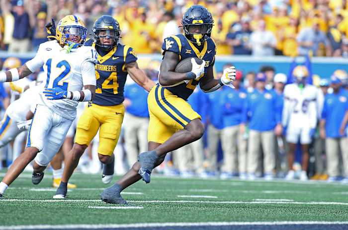 De korte TD-run van Edwards in de verlenging leidt West Virginia via Pittsburgh 31-24 in de Backyard Brawl