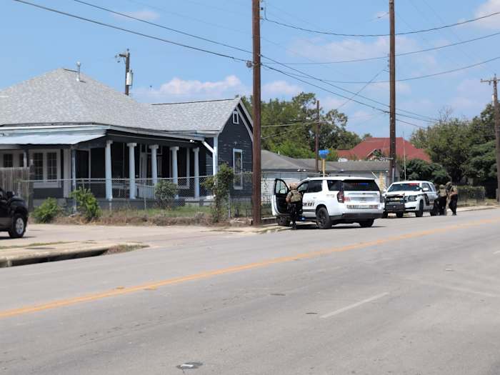 De mens wilde op 2 warrants in hechtenis genomen na 6-uurs afstand op de oostkant, zegt BCSO