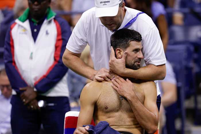 De nek van Novak Djokovic stoort hem tijdens een US Open overwinning. Hij zal volgende Taylor Fritz worden geconfronteerd