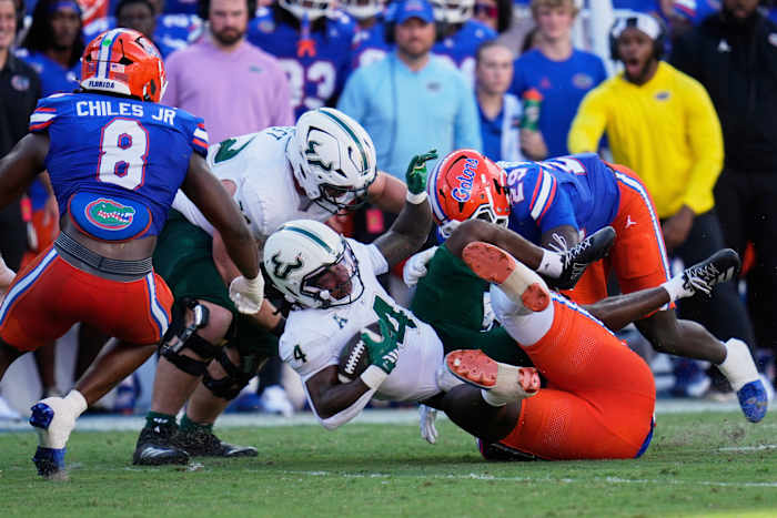 De nieuwste speler van Florida Brendan Bett om te worden uitgeworpen voor spugen terwijl Gators naar Zuid -Florida valt
