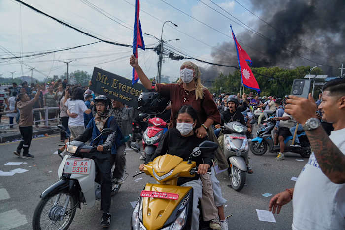De premier van Nepal neemt ontslag als protesten tegen de regering en corruptie woedt