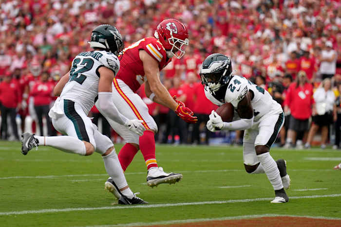 De verdediging van Eagles schijnt in Super Bowl Rematch terwijl Philly de Chiefs 20-17 verslaat in Arrowhead Stadium