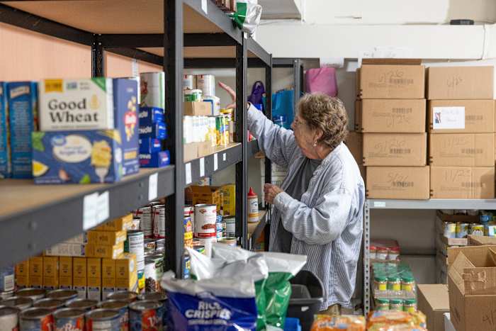 De voedselpantries van Maine staren het tekort aan vrijwilligerswerk terwijl ze anticiperen op bezuinigingen