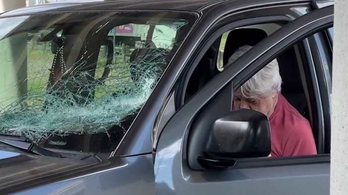 De voorruit van de chauffeur is gebarsten na naakt rotsgooiende verdachte leidt de politie te voet achtervolging in de binnenstad