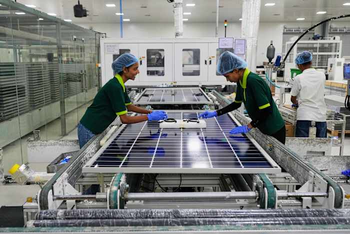 De zonne -industrie van India, die wil concurreren met China, vindt kracht naarmate de Amerikaanse tarieven naar huis raken