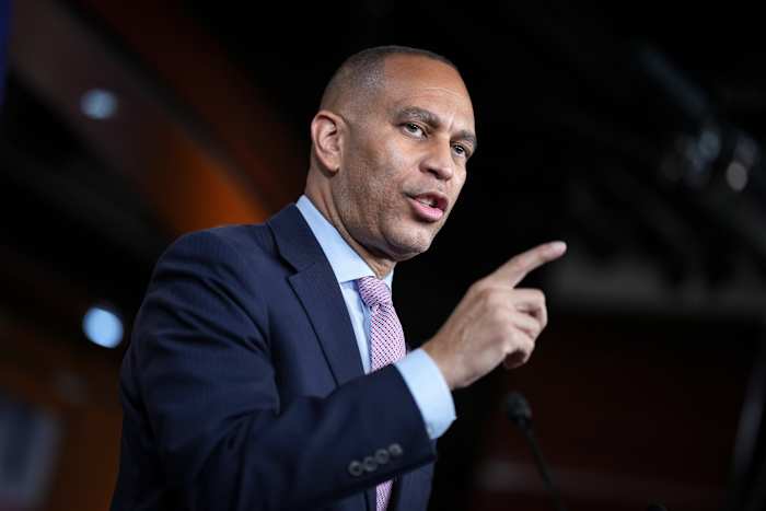 Democratische leider Hakeem Jeffries zegt dat Trump het land marcheert naar een sluiting van de regering