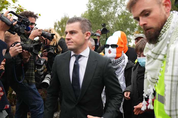 Een Britse rechtbank gooit terreurgerelateerde aanklacht tegen Ierse hiphopgroep Kneecap-lid uit