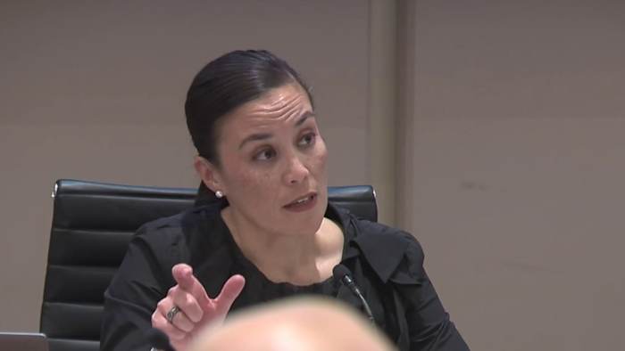 Een andere medewerker verlaat het kantoor van burgemeester Gina Ortiz Jones