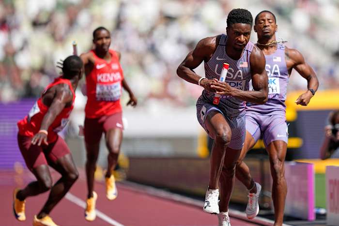 Een dag later krijgt het Amerikaanse 4x400 estafetteteam een ​​tweede kans en gaat het naar de finale op Worlds