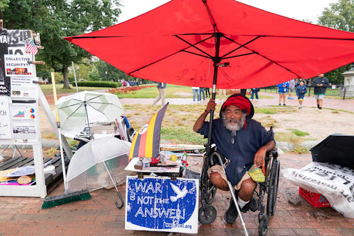 Een decennia lang vredeswake buiten het Witte Huis wordt ontmanteld na het bevel van Trump
