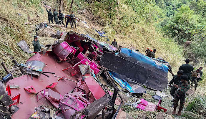 Een passagiersbus loopt een klif af in Sri Lanka, waarbij 15 wordt gedood en 16 anderen gewond raakt