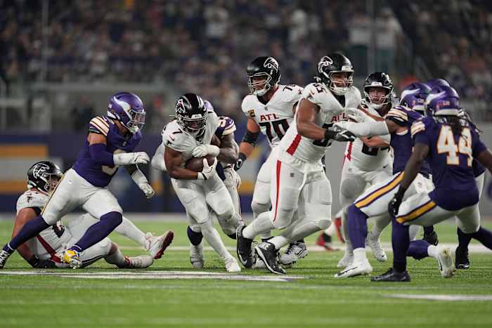 Falcons vertrappen JJ McCarthy en de Vikings 22-6 achter de loop van Bijan Robinson, dominante verdediging