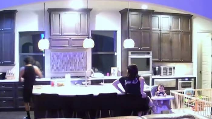 Familie zegt dat het geweervuur ​​van de buurman hun NW Bexar County-huis heeft geraakt met 11 maanden oude voet afstand