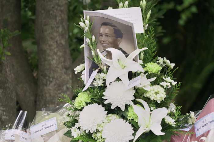 Familieleden van Nederlandse krijgsgevangenen bezoeken de voormalige gevangenislocatie van Nagasaki om hun geheugen te eren