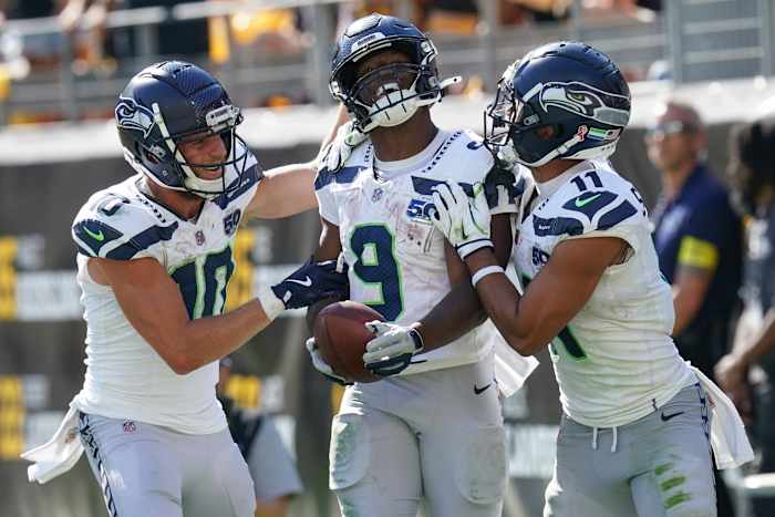 George Holani van Seahawks verandert de blunder van de Steelers op een aftrap in een TD terwijl Seattle 31-17 wint