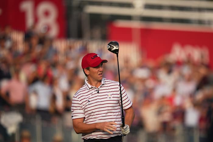 Grote lacht en een verjaardagsserenade terwijl de VS Europa verslaat in de beroemde confrontatie van Ryder Cup