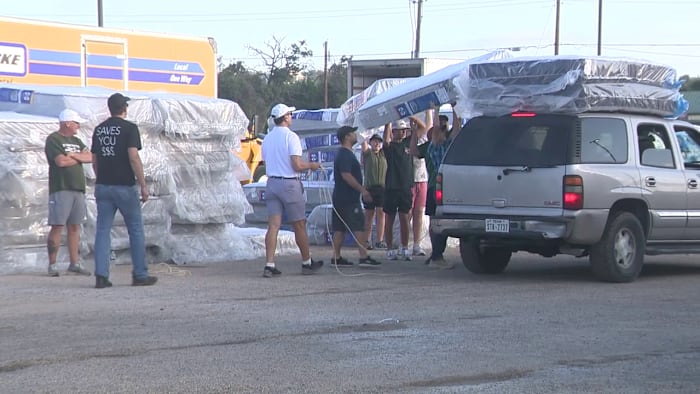 HOUSTON -zakenman Matress Mack doneert honderden bedden aan Hill Country Families