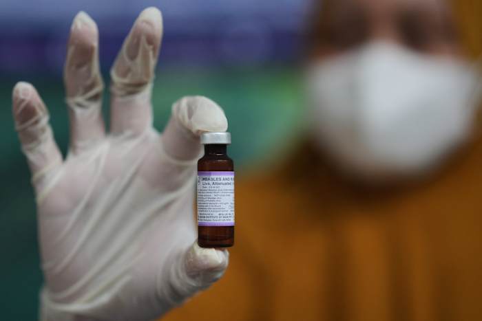 Halal zorgen stimuleren de aarzeling van vaccin terwijl Indonesië de uitbraak van mazelen bestrijdt