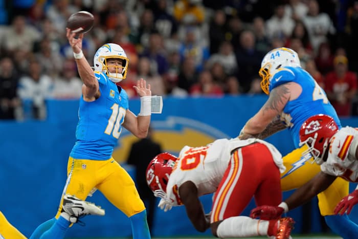 Herbert overtreedt Mahomes om de Chargers te helpen de Chiefs 27-21 te verslaan in Brazilië